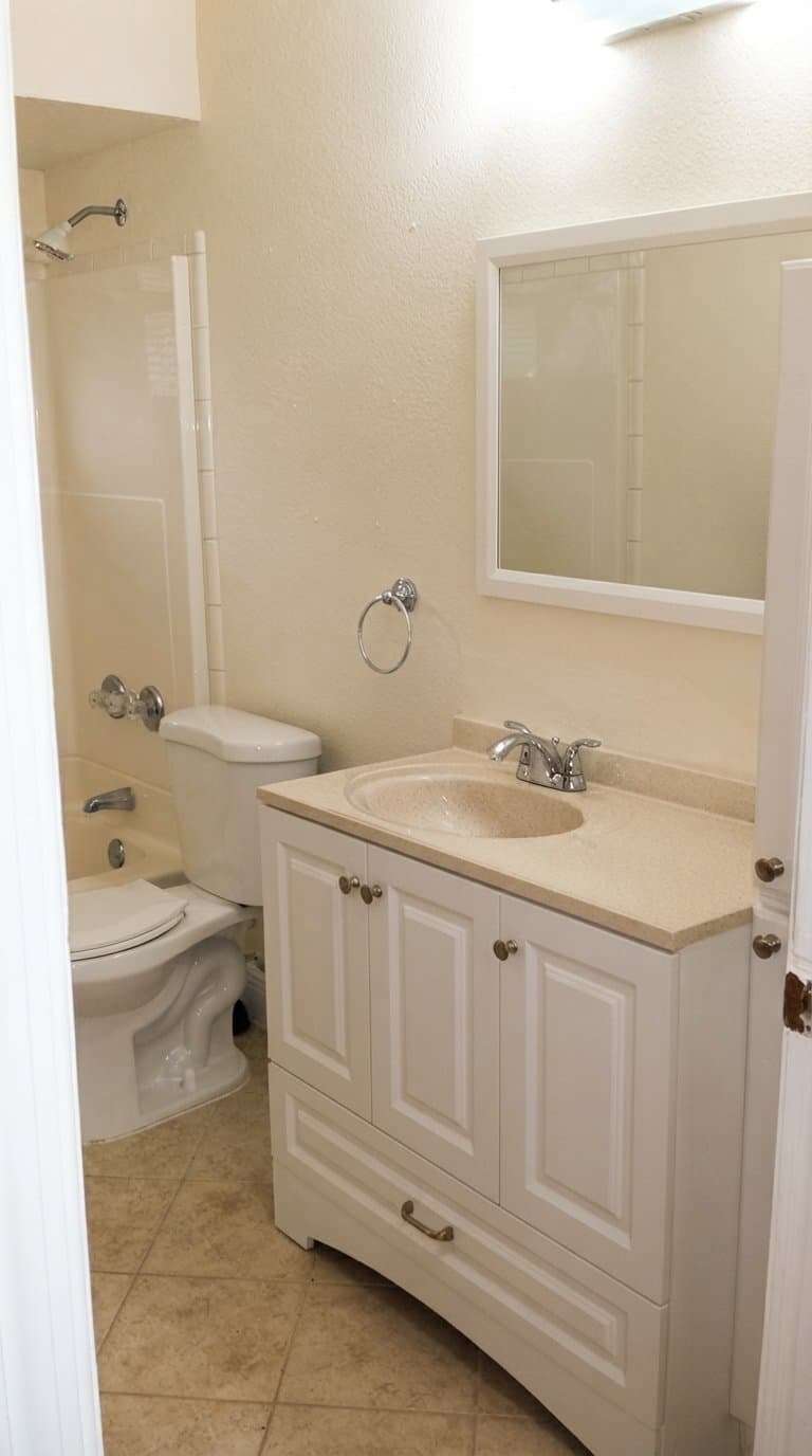 Hollywood House: 1000 N 74th Ter