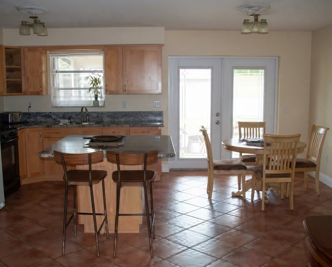 Hollywood House: 1000 N 74th Ter