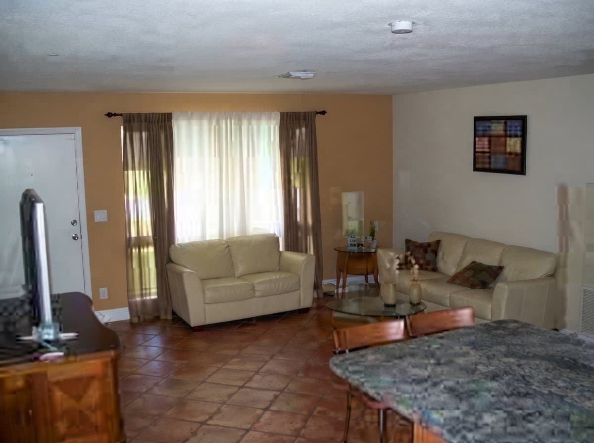 Hollywood House: 1000 N 74th Ter