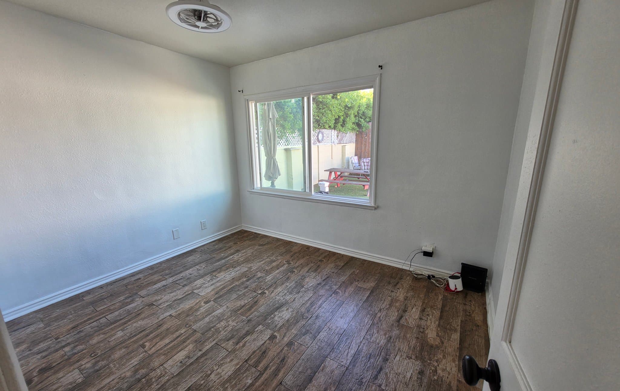 LAKE BALBOA House: 16629 Victory Blvd