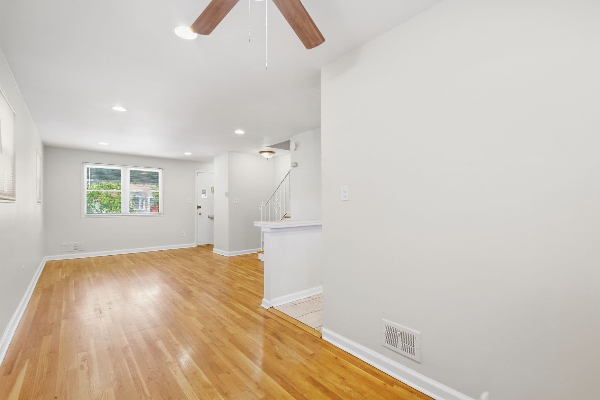 Washington Townhome: 4229 Fort Dupont Ter