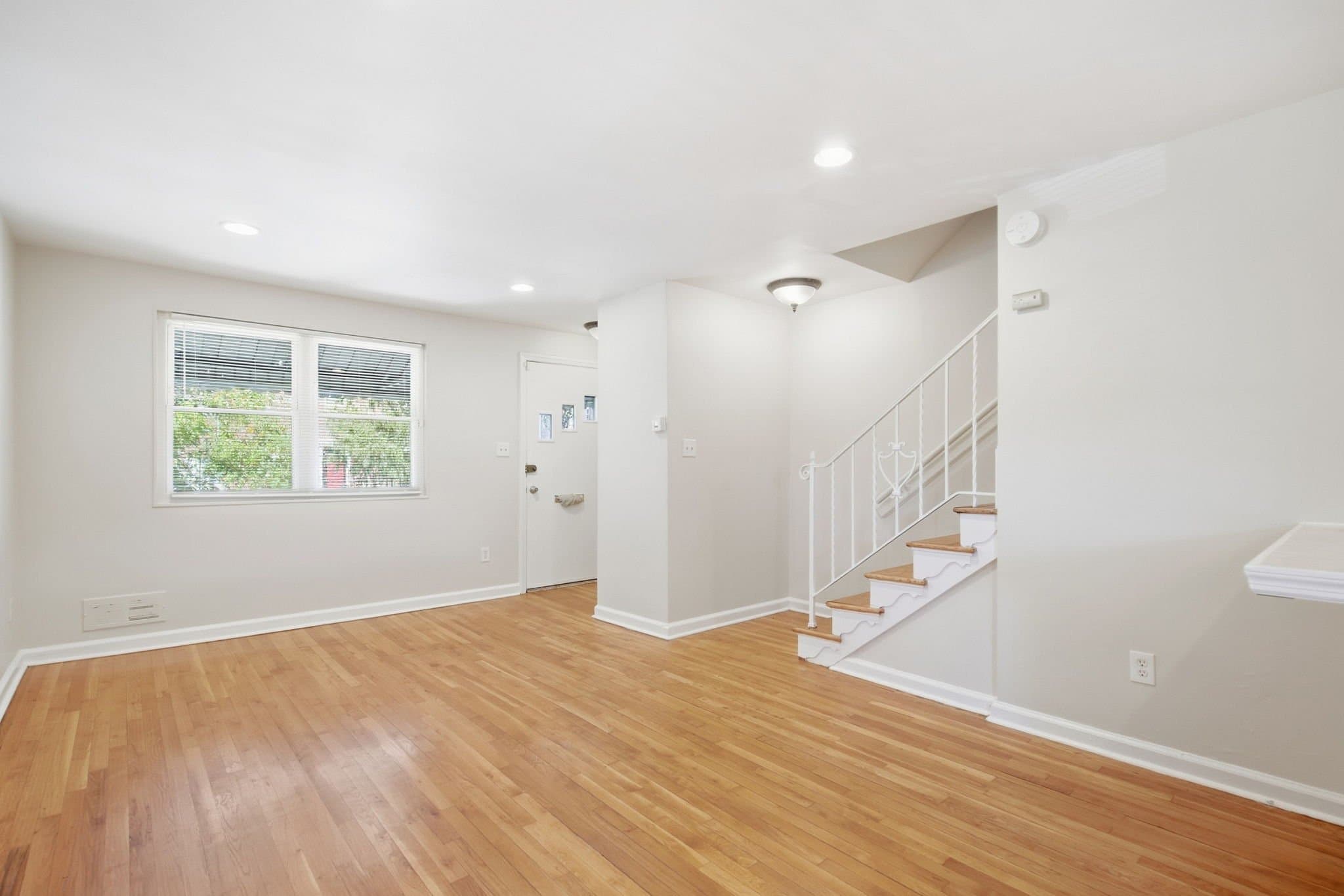 Washington Townhome: 4229 Fort Dupont Ter