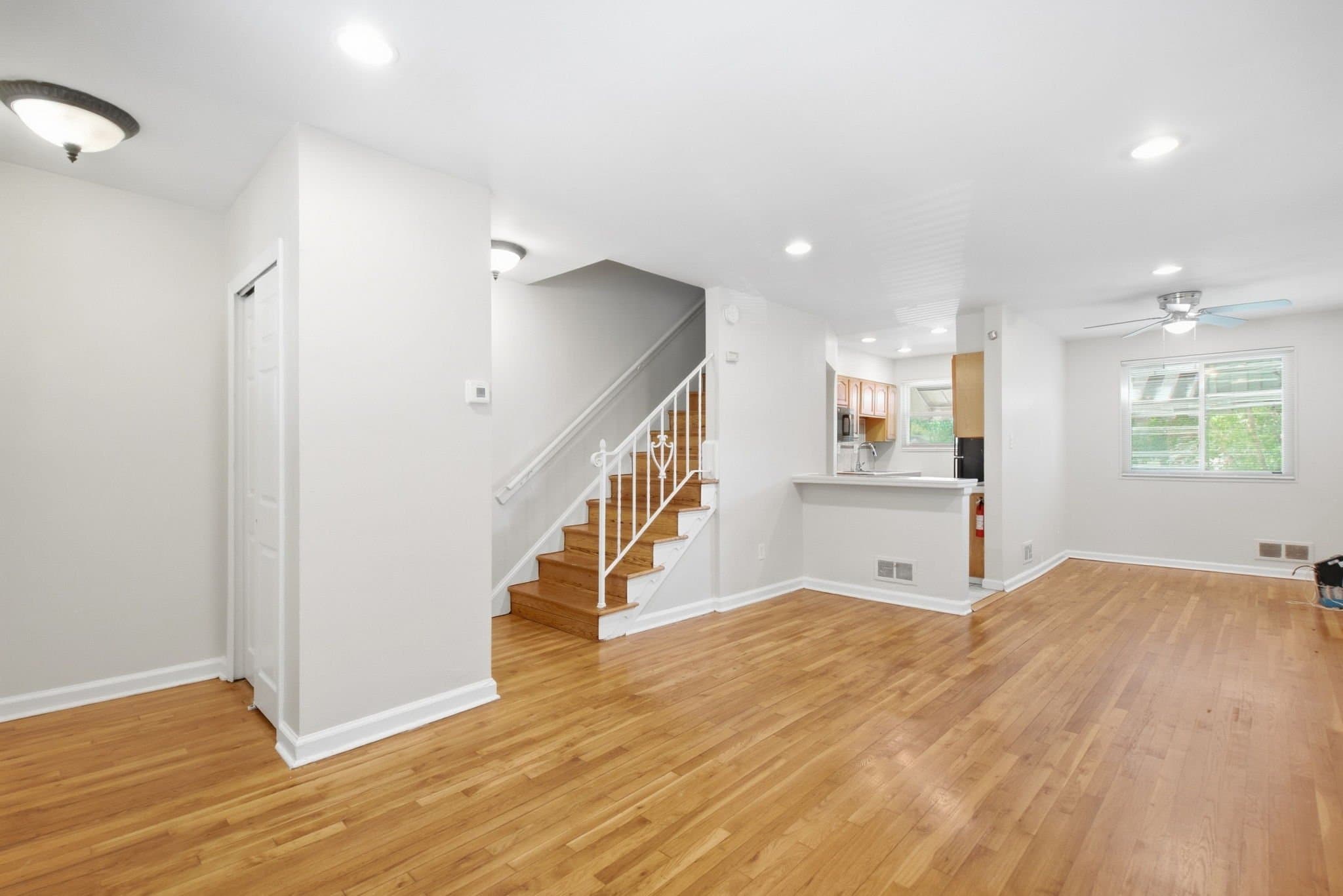 Washington Townhome: 4229 Fort Dupont Ter