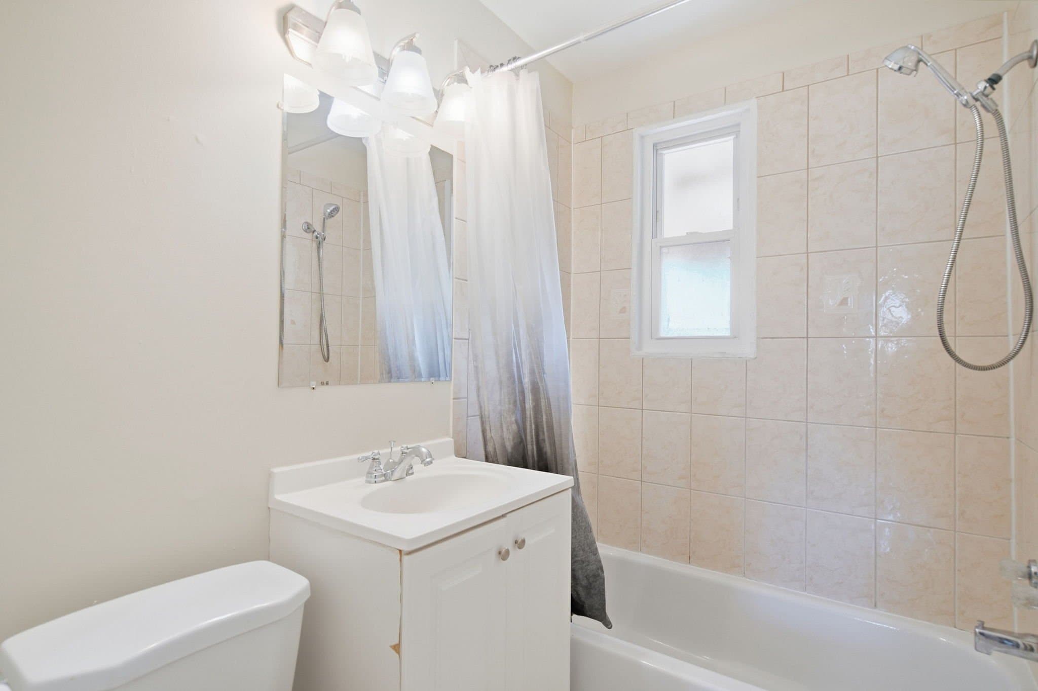 Washington Townhome: 4229 Fort Dupont Ter