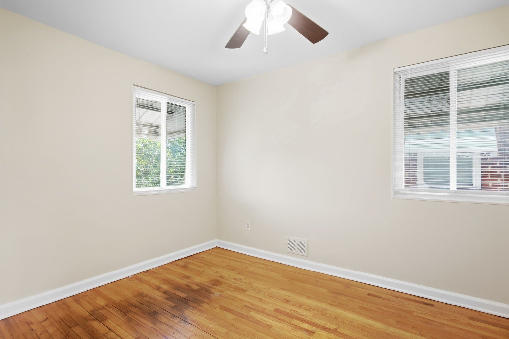 Washington Townhome: 4229 Fort Dupont Ter
