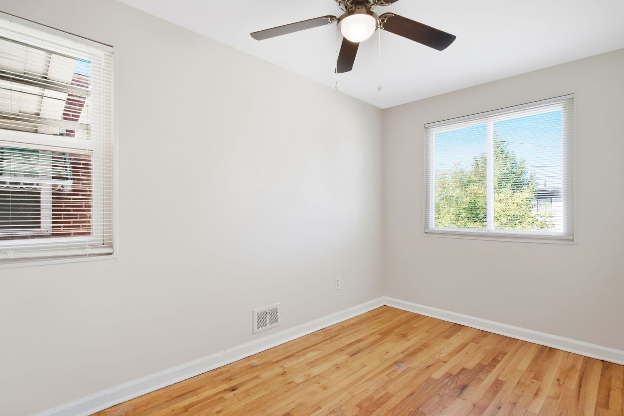 Washington Townhome: 4229 Fort Dupont Ter
