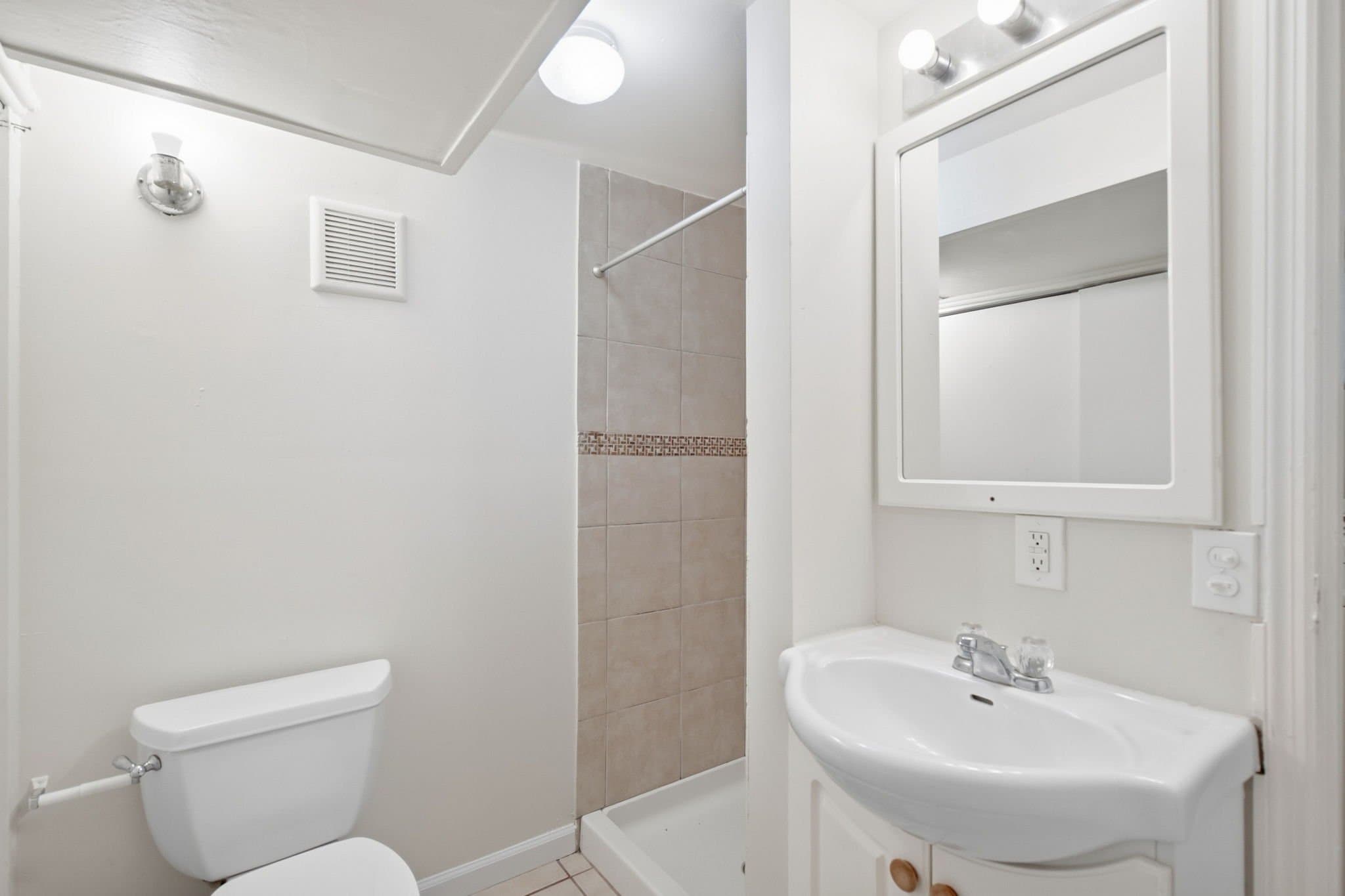 Washington Townhome: 4229 Fort Dupont Ter