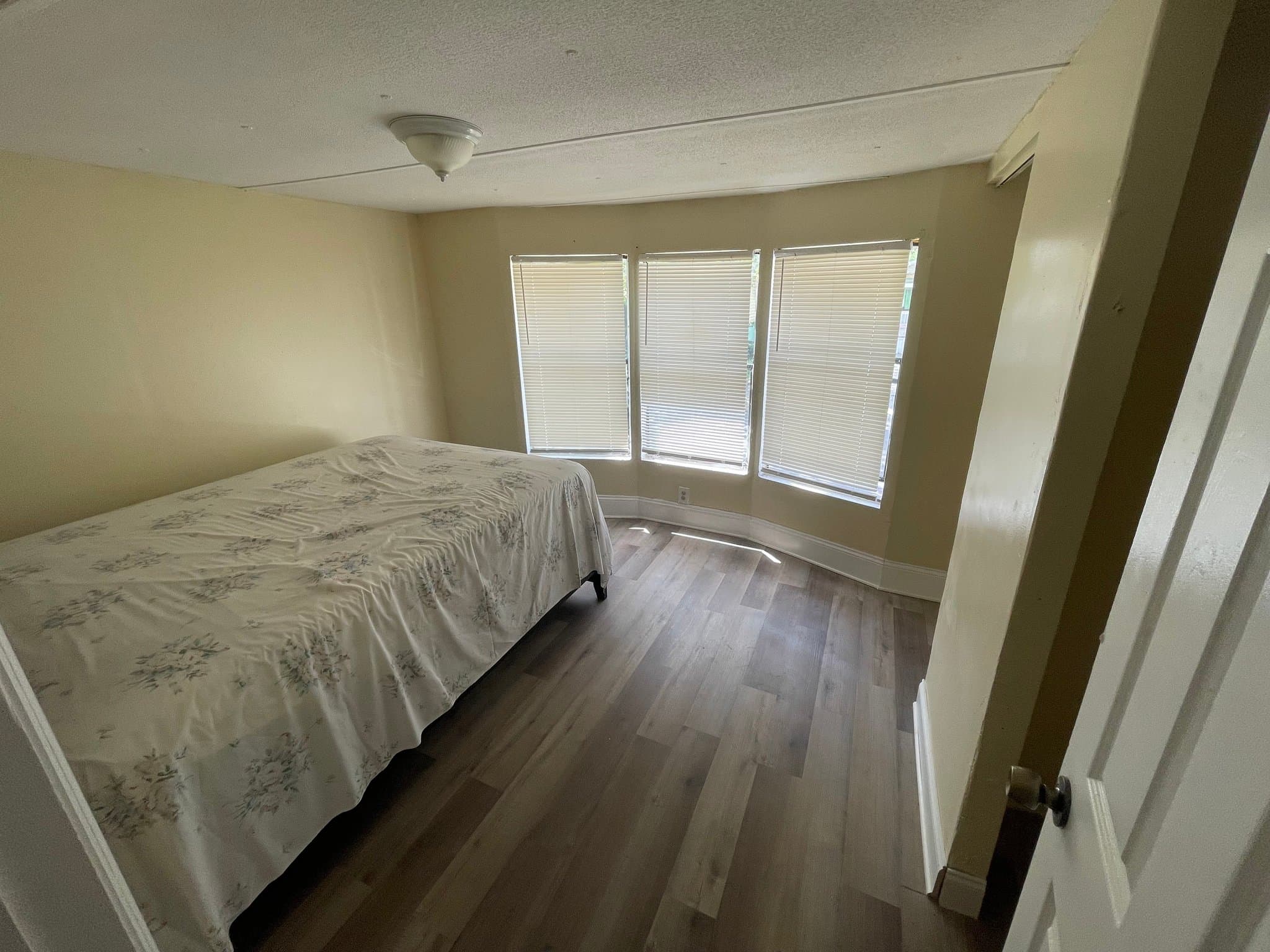 Jacksonville House: 6121 Collins Rd