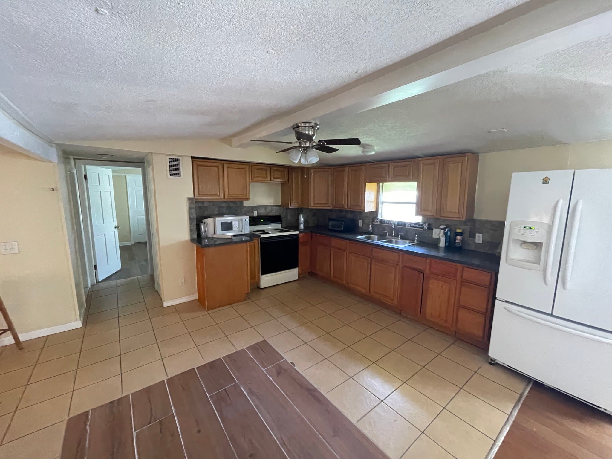 Jacksonville House: 6121 Collins Rd