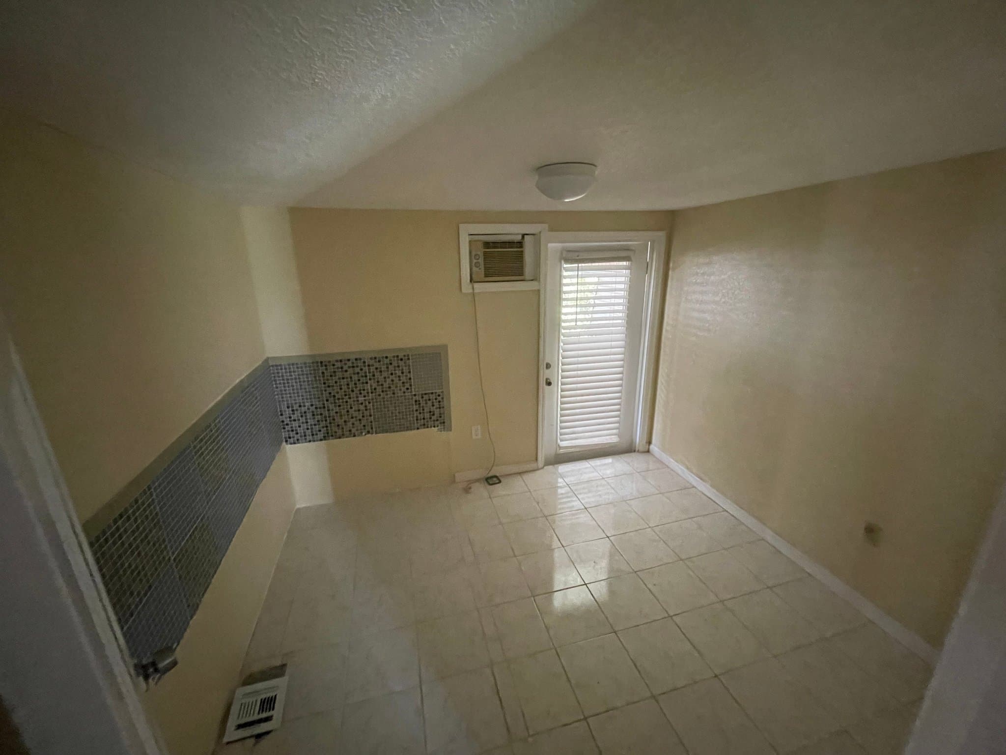 Jacksonville House: 6121 Collins Rd