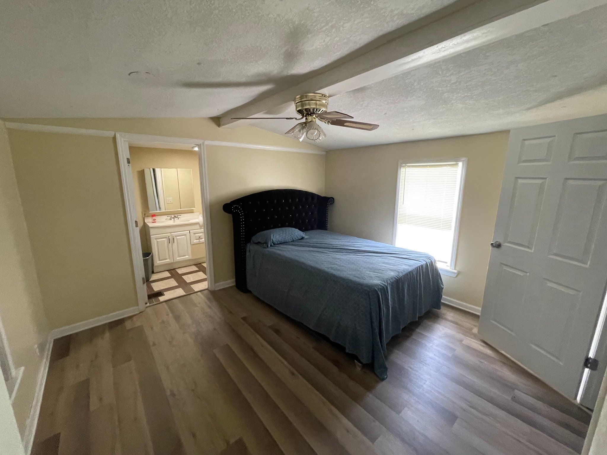 Jacksonville House: 6121 Collins Rd
