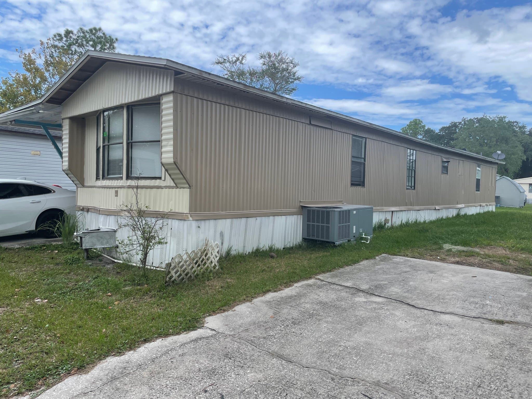 Jacksonville House: 6121 Collins Rd