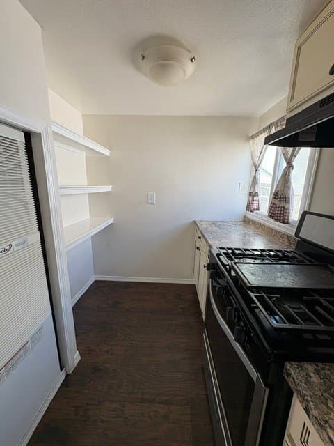Gardena House: 435 E Gardena Blvd