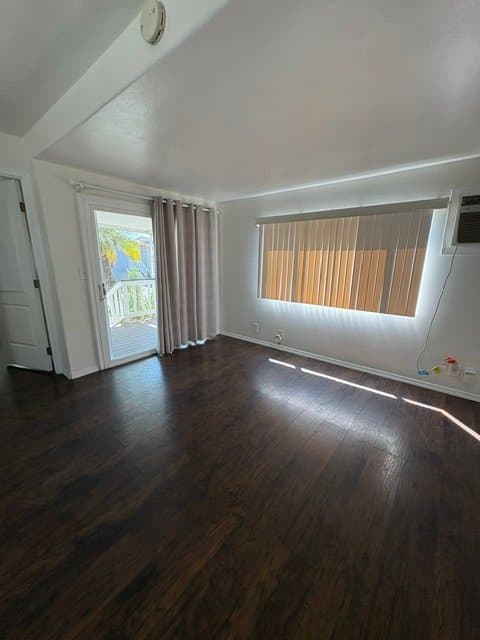 Gardena House: 435 E Gardena Blvd