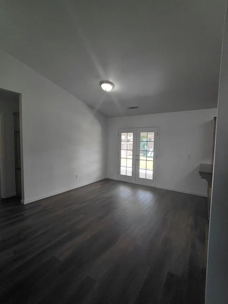 Porterville House: 1161 Median Ave