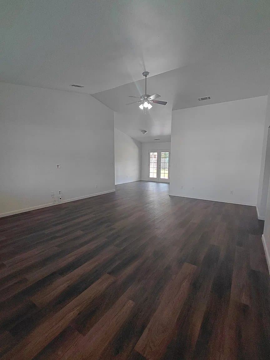 Porterville House: 1161 Median Ave