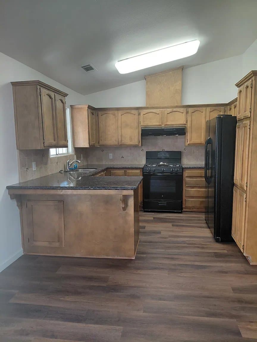 Porterville House: 1161 Median Ave