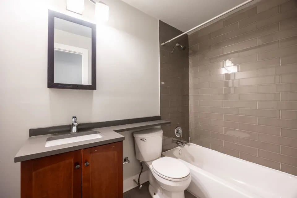 Chicago Apartment: 1435 North Dearborn Parkway #A4 Chicago, IL 60610