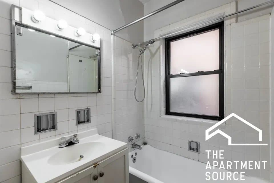 Evanston Apartment: 1315 Oak Avenue #J2 Evanston, IL 60201