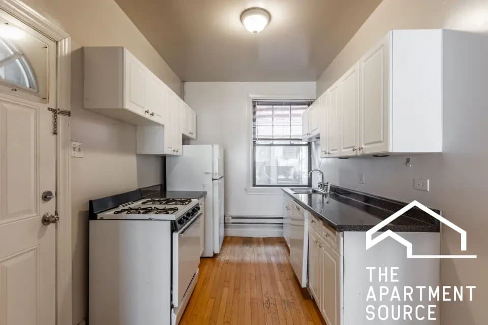 Evanston Apartment: 1315 Oak Avenue #J2 Evanston, IL 60201
