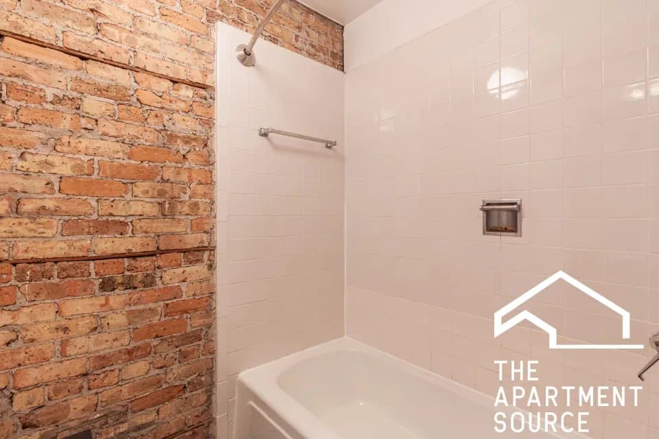 Chicago Apartment: 604 West Surf Street #3 Chicago, IL 60657