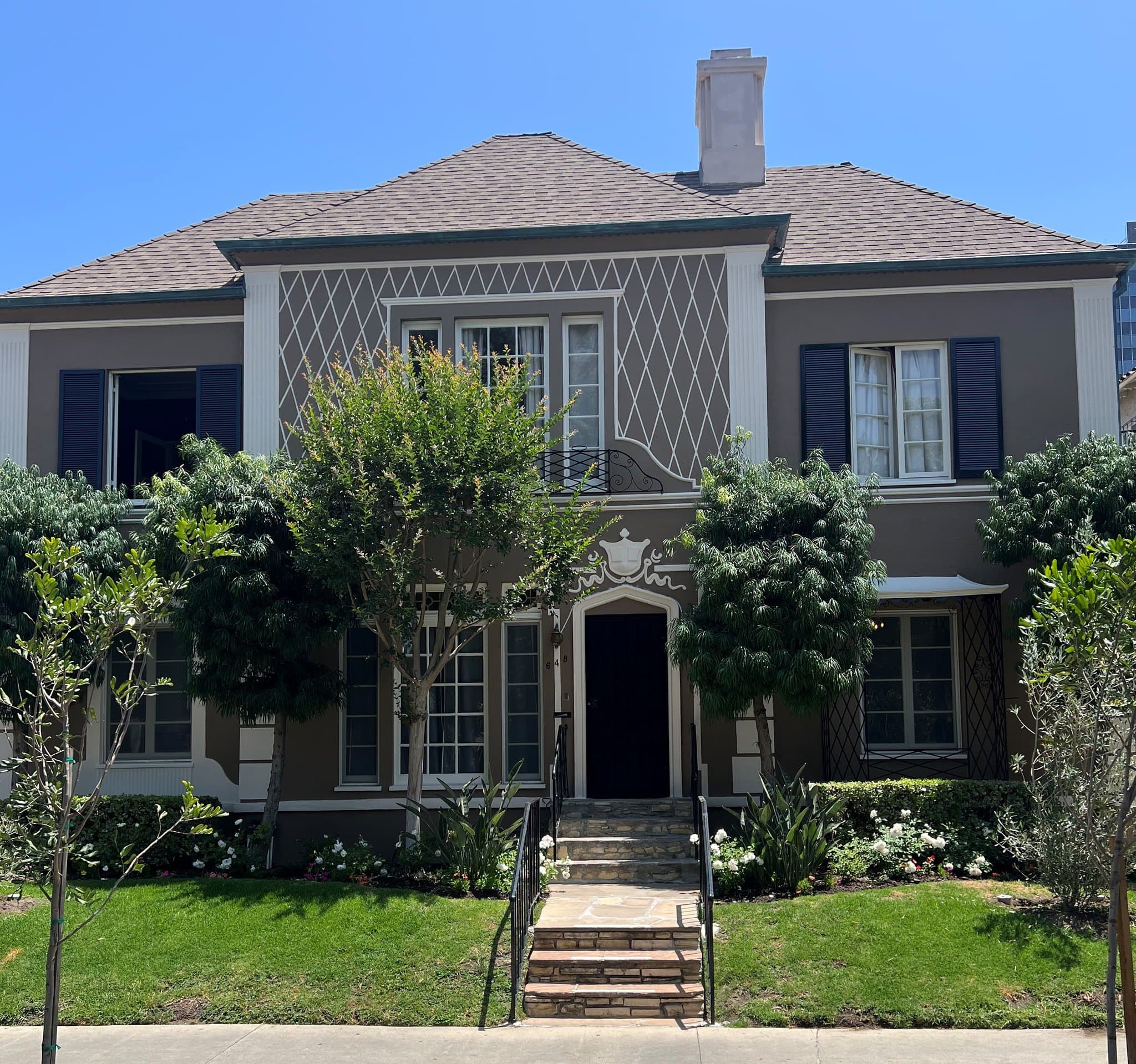 Los Angeles Apartment: 648 S Burnside Ave