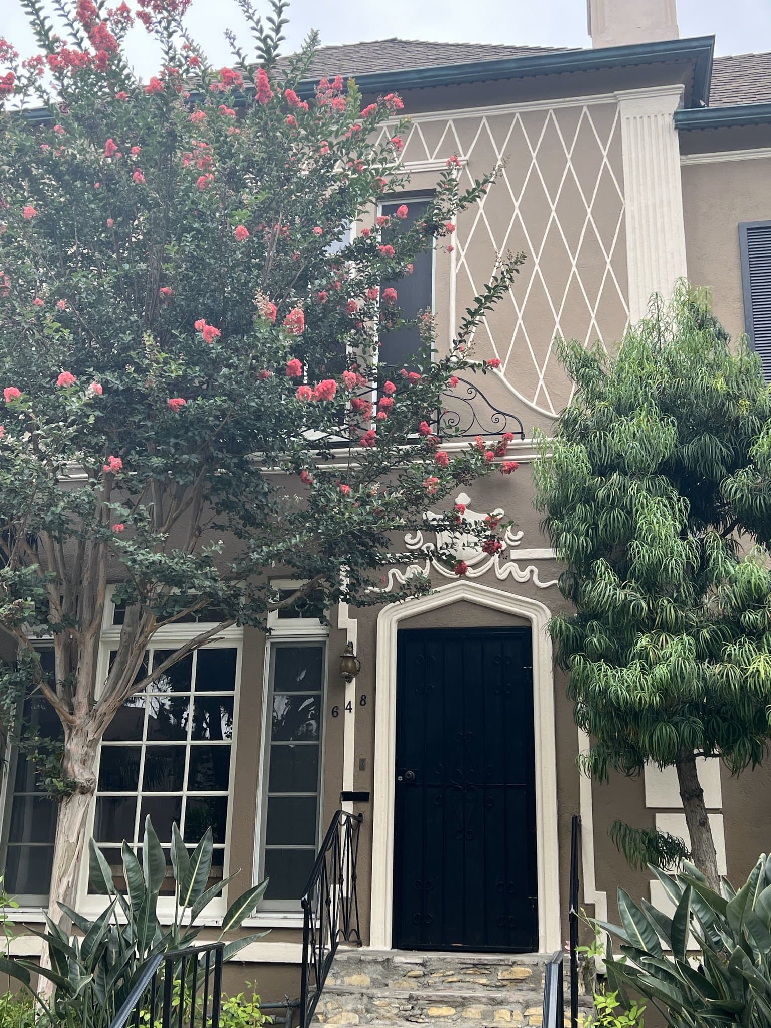Los Angeles Apartment: 648 S Burnside Ave