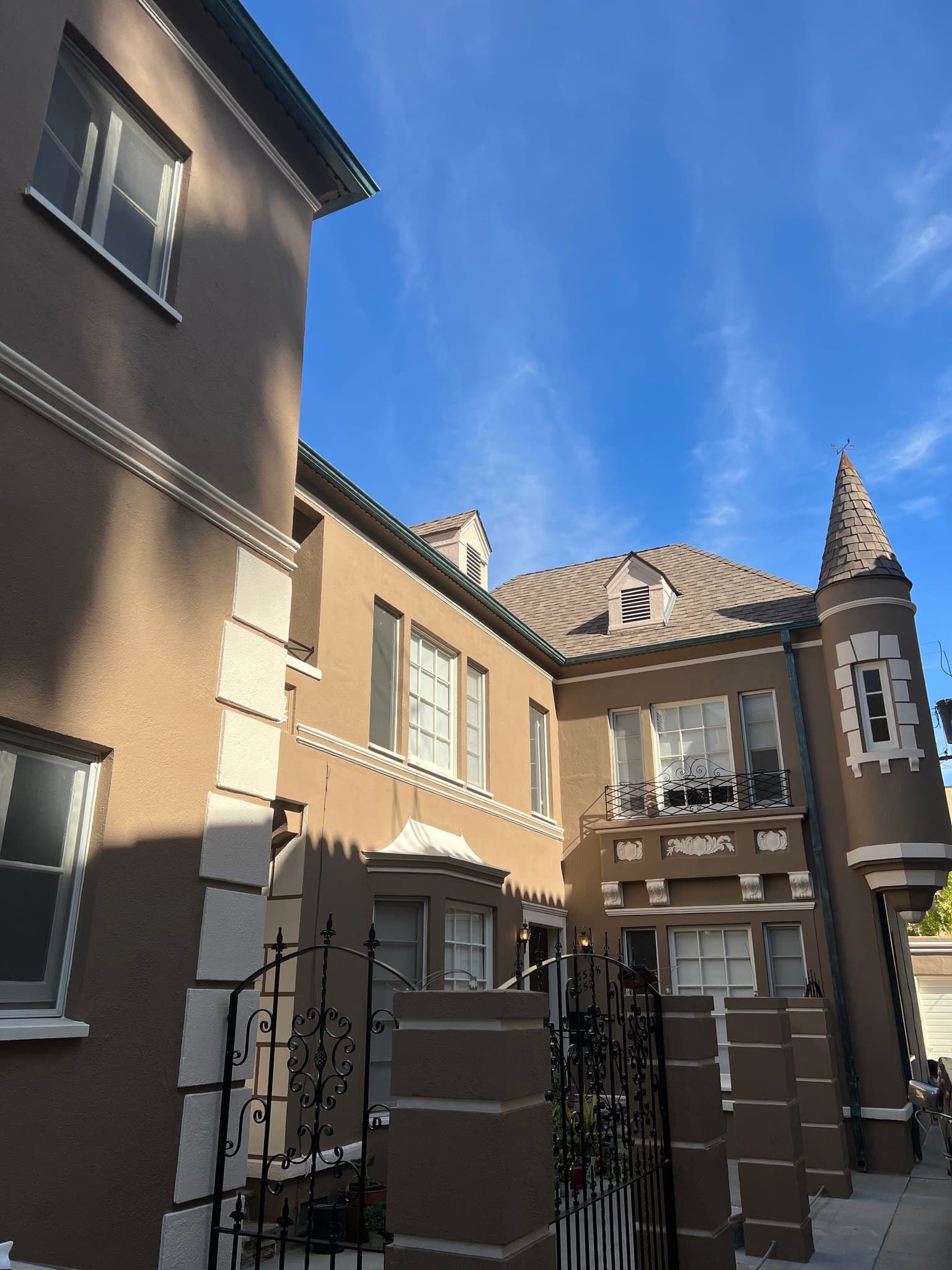 Los Angeles Apartment: 648 S Burnside Ave