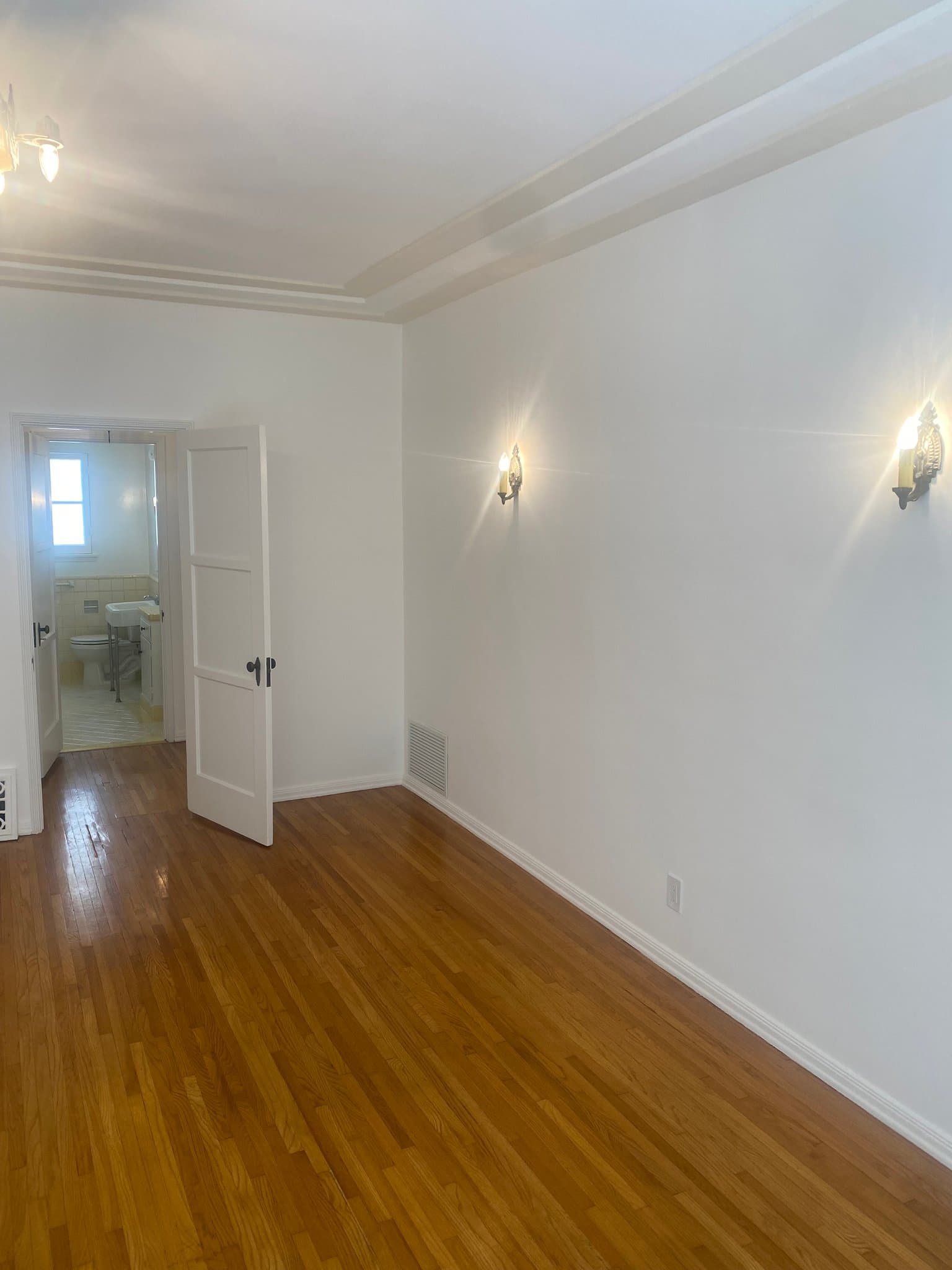 Los Angeles Apartment: 648 S Burnside Ave