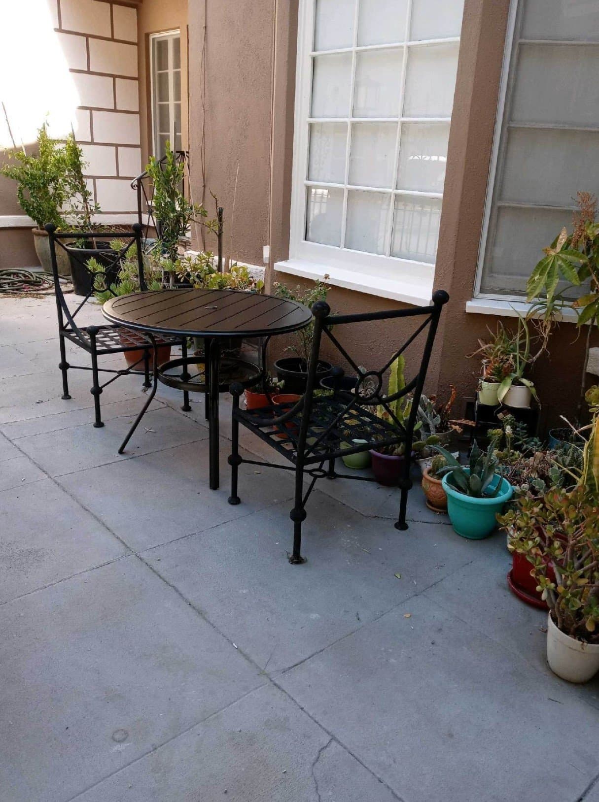 Los Angeles Apartment: 648 S Burnside Ave