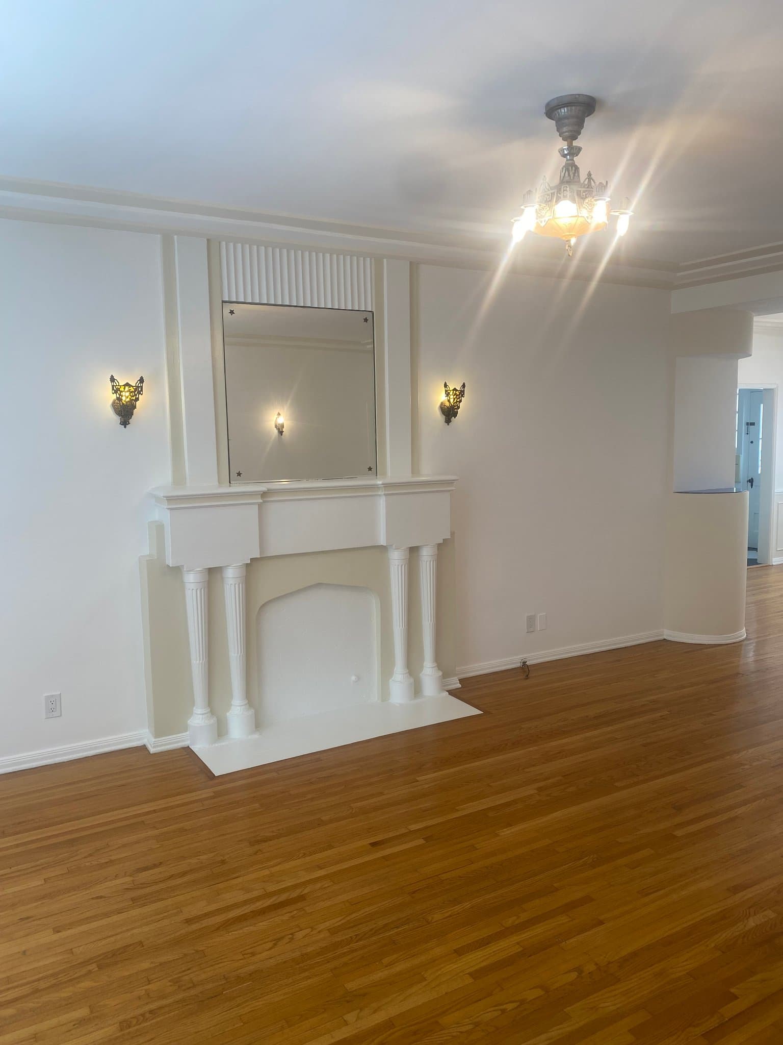 Los Angeles Apartment: 648 S Burnside Ave