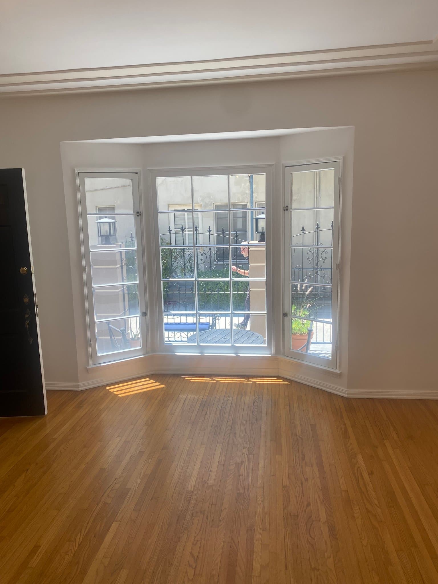Los Angeles Apartment: 648 S Burnside Ave