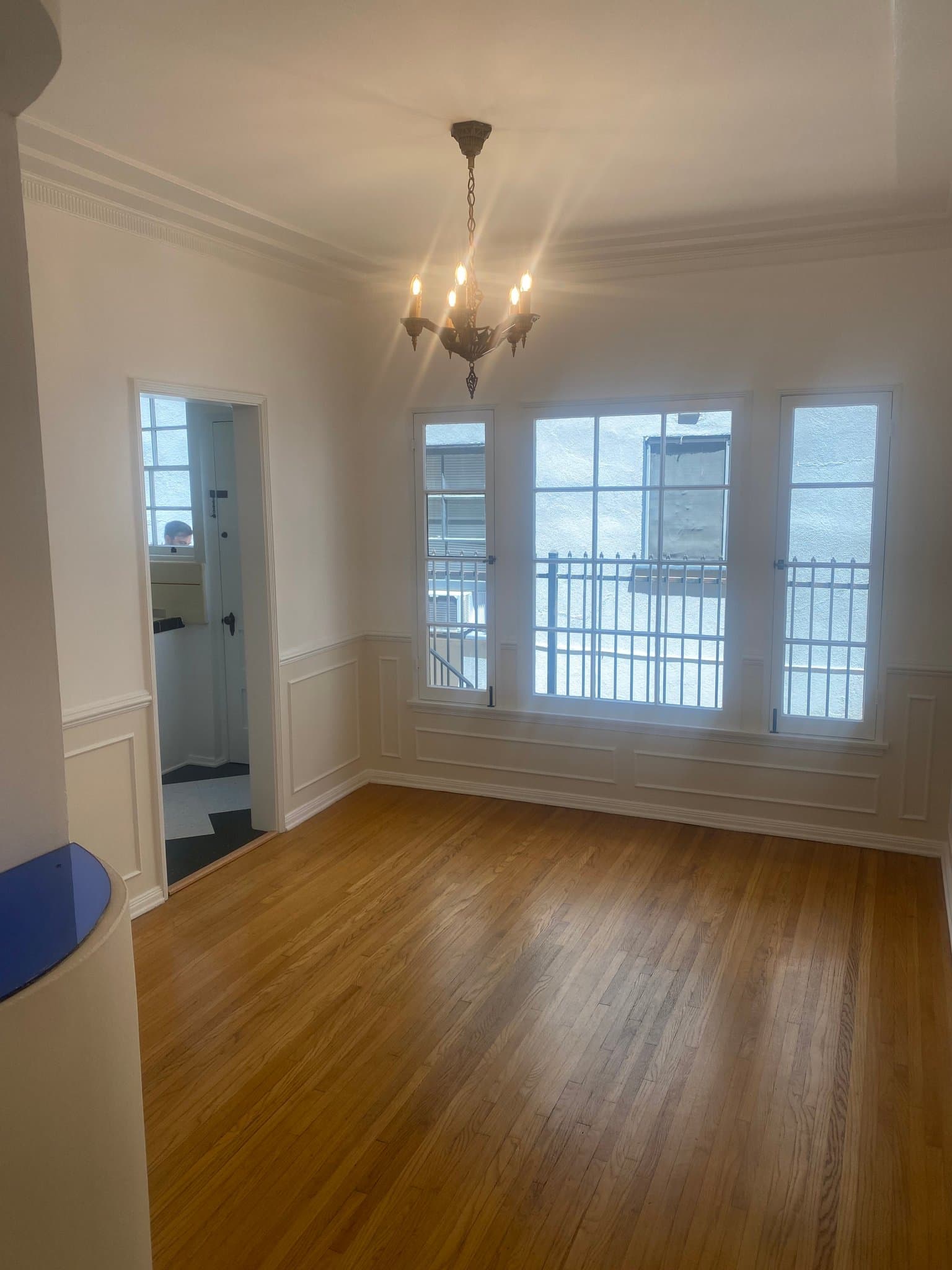 Los Angeles Apartment: 648 S Burnside Ave