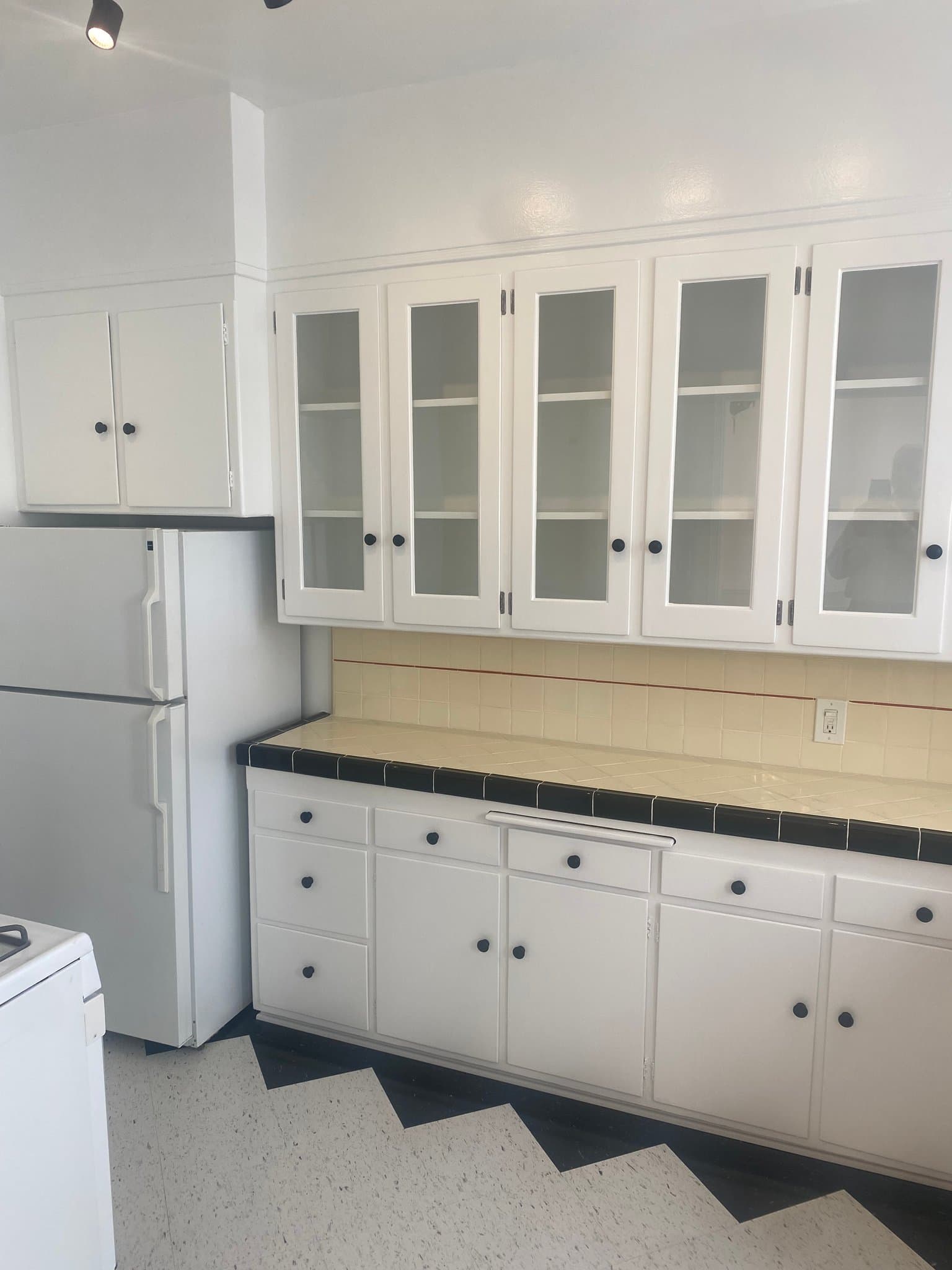 Los Angeles Apartment: 648 S Burnside Ave