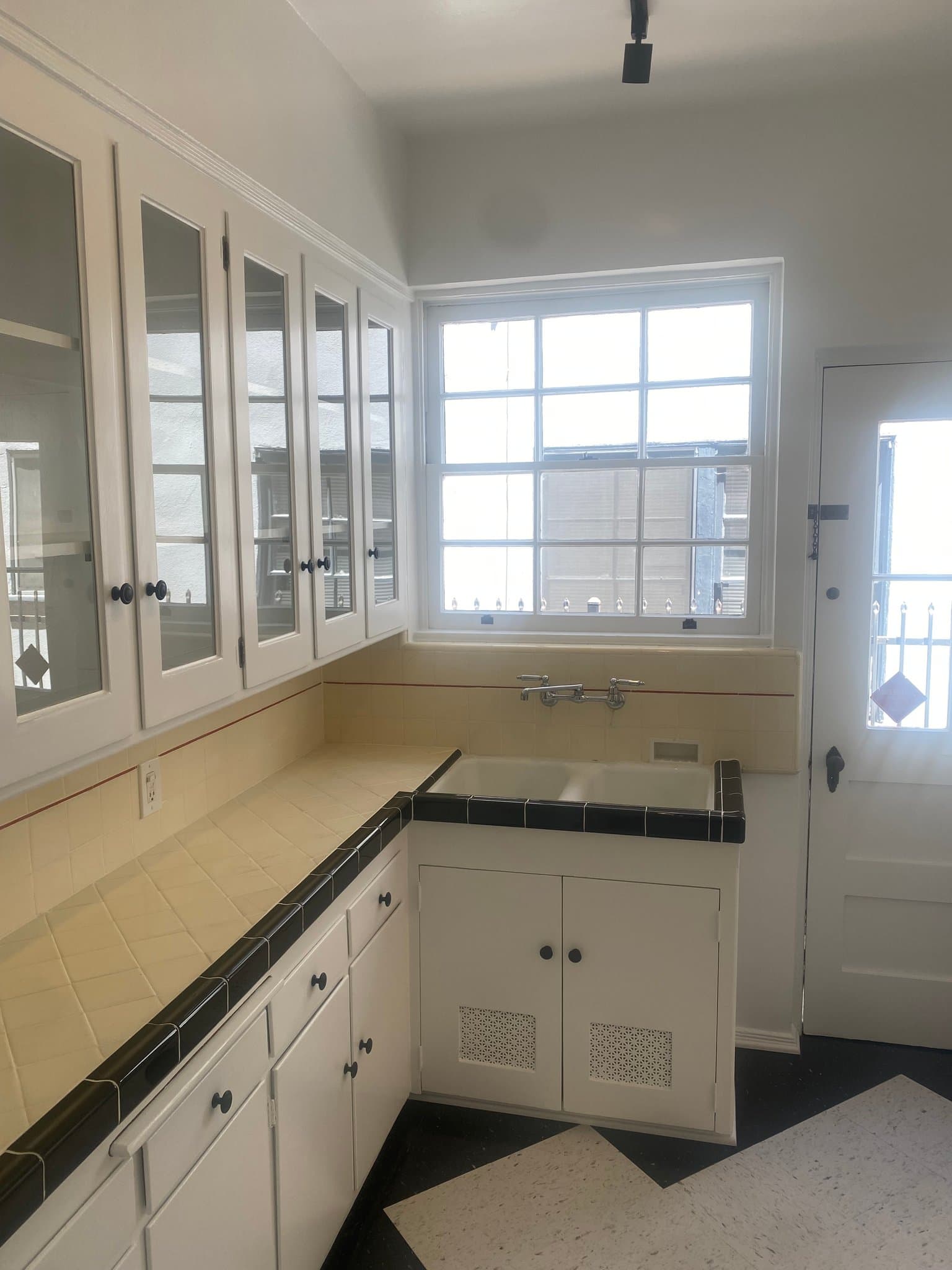 Los Angeles Apartment: 648 S Burnside Ave