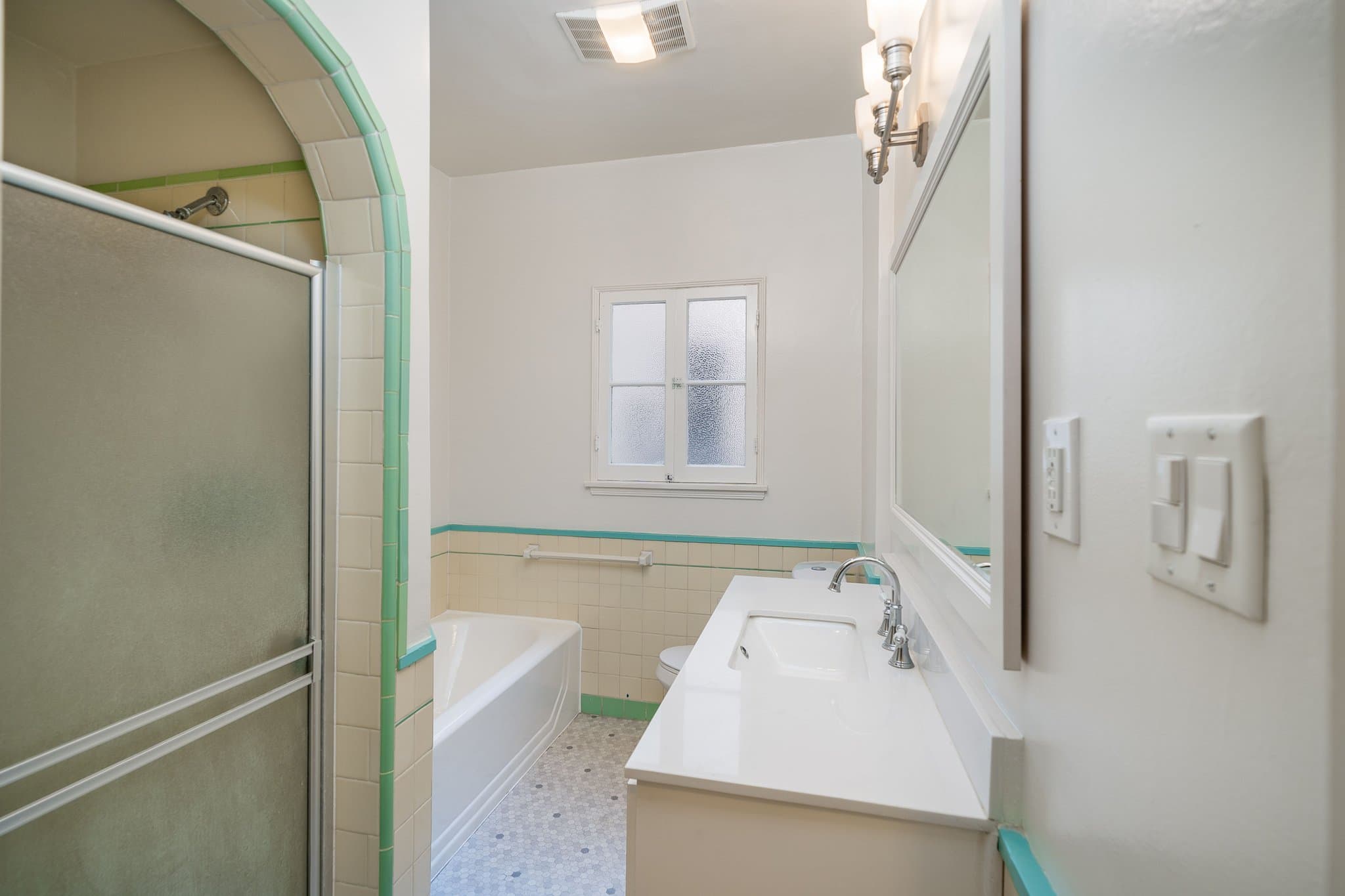 Los Angeles Apartment: 648 S Burnside Ave