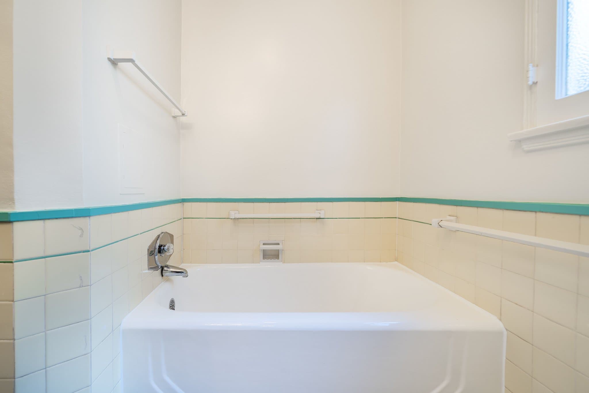 Los Angeles Apartment: 648 S Burnside Ave