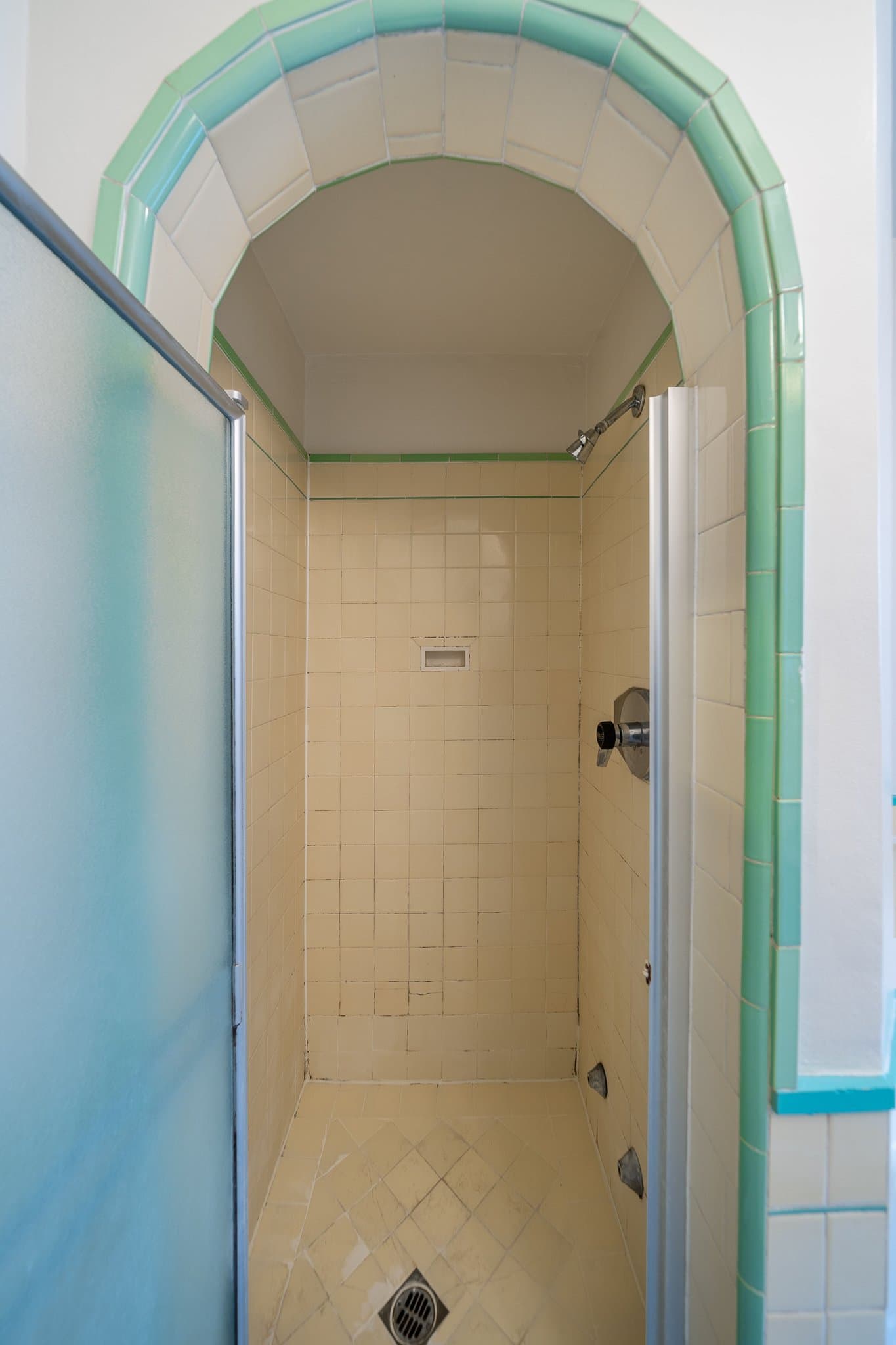 Los Angeles Apartment: 648 S Burnside Ave