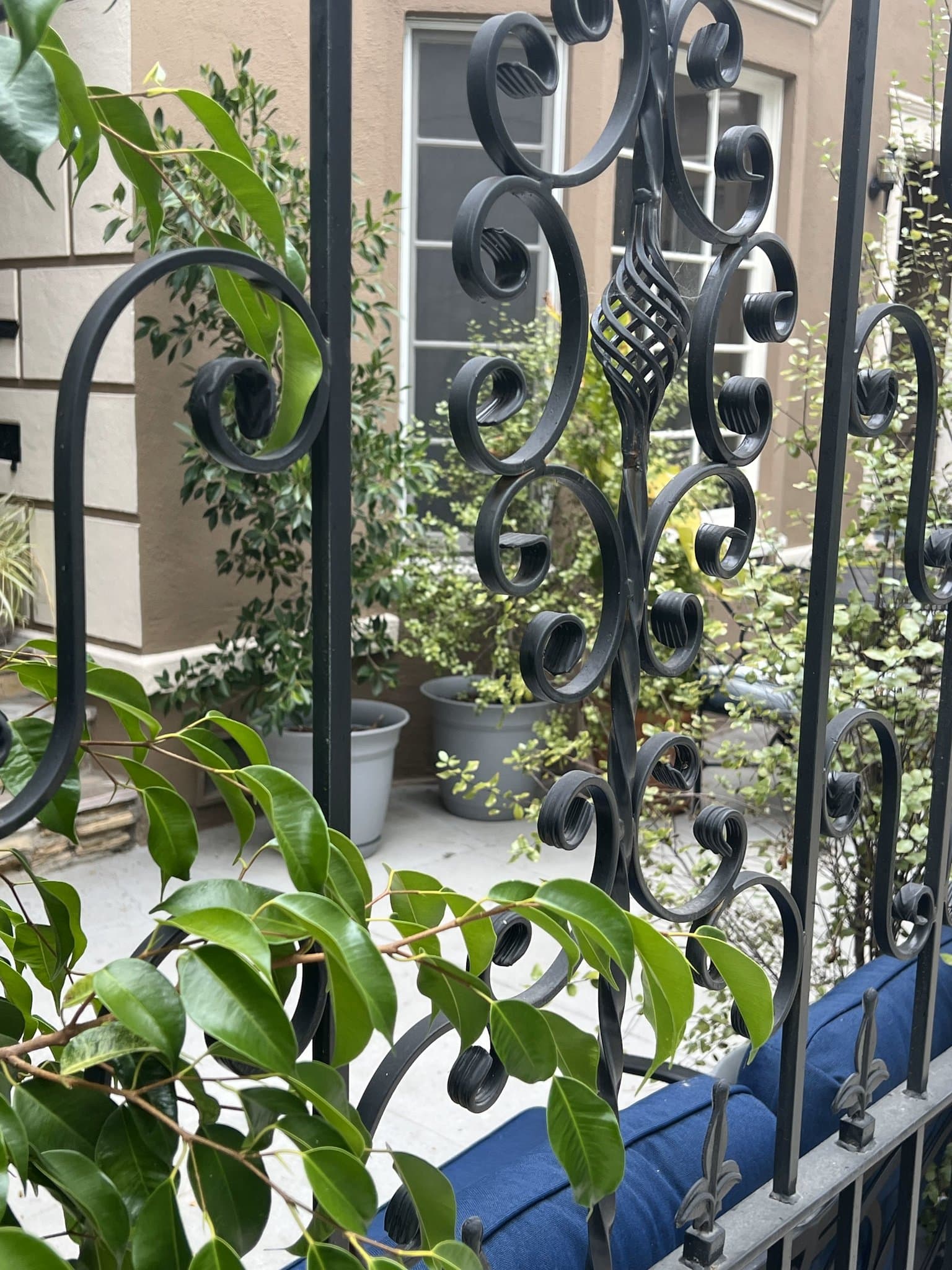 Los Angeles Apartment: 648 S Burnside Ave
