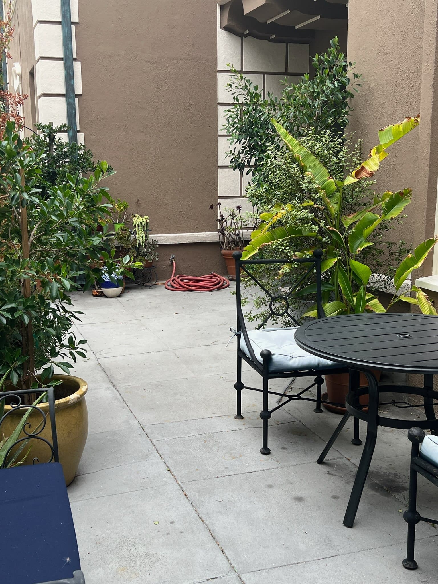 Los Angeles Apartment: 648 S Burnside Ave