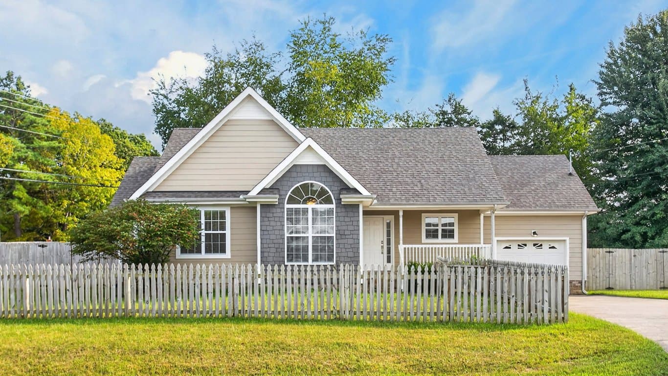 Dickson House: 124 Saddle Creek Cir
