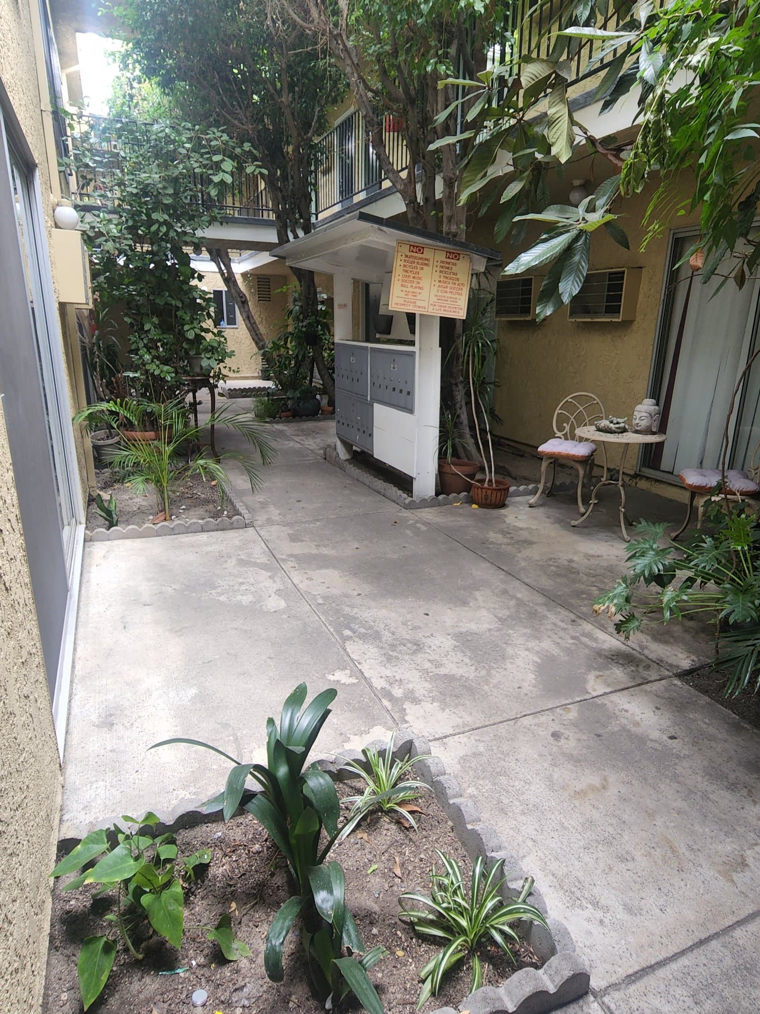 North Hollywood Apartment: 12745 Vanowen Street