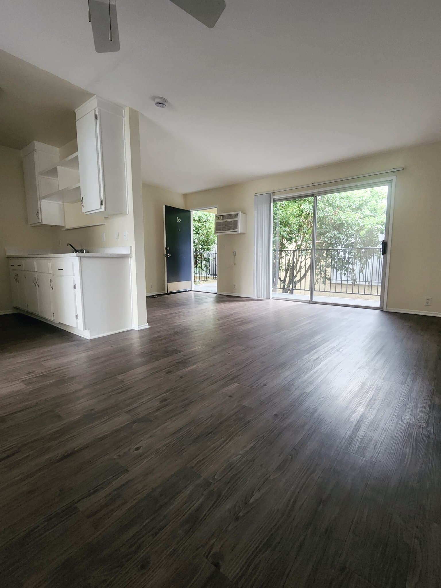 North Hollywood Apartment: 12745 Vanowen Street