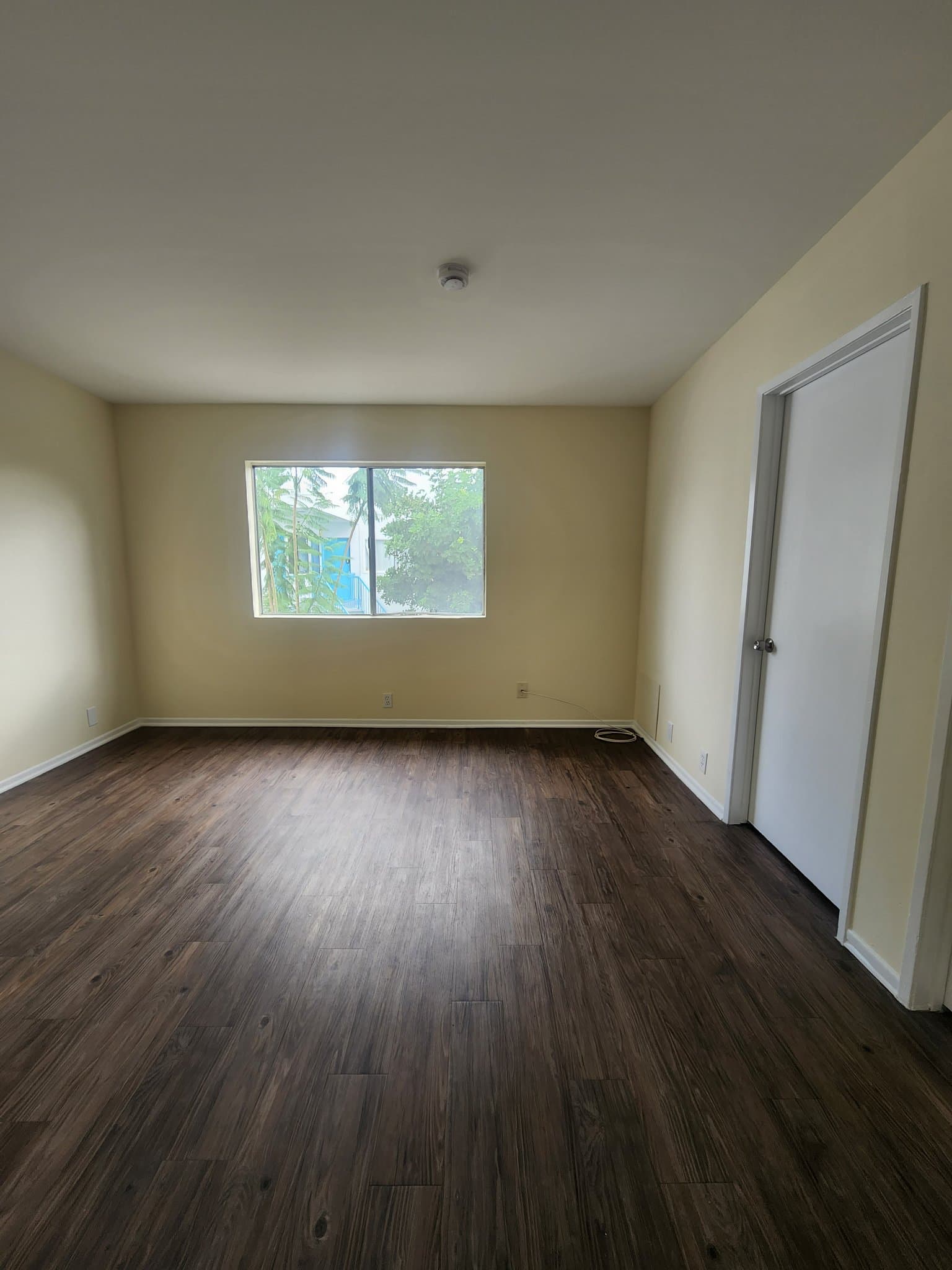 North Hollywood Apartment: 12745 Vanowen Street