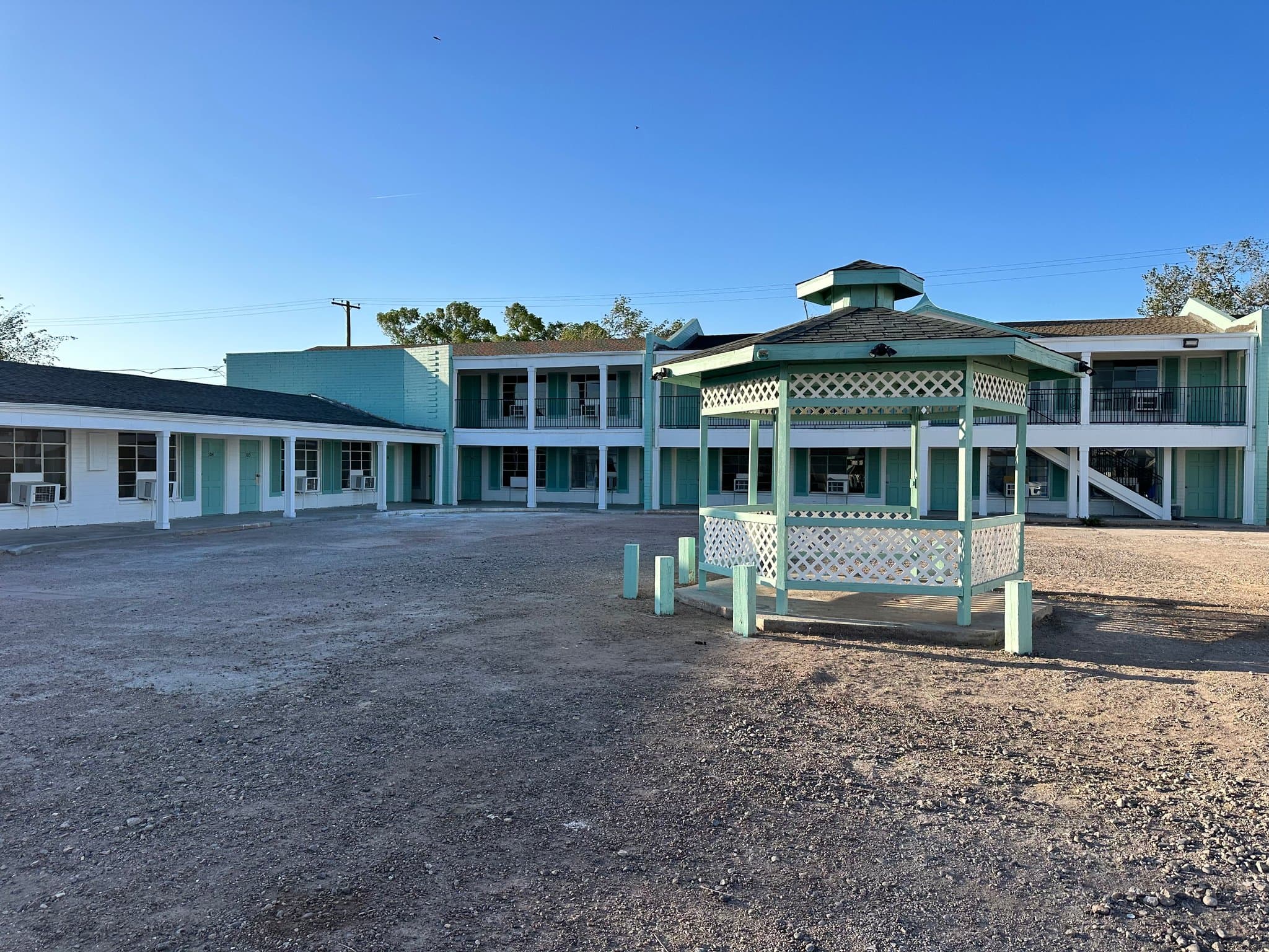 Holbrook Apartment: 310 W Hopi Dr
