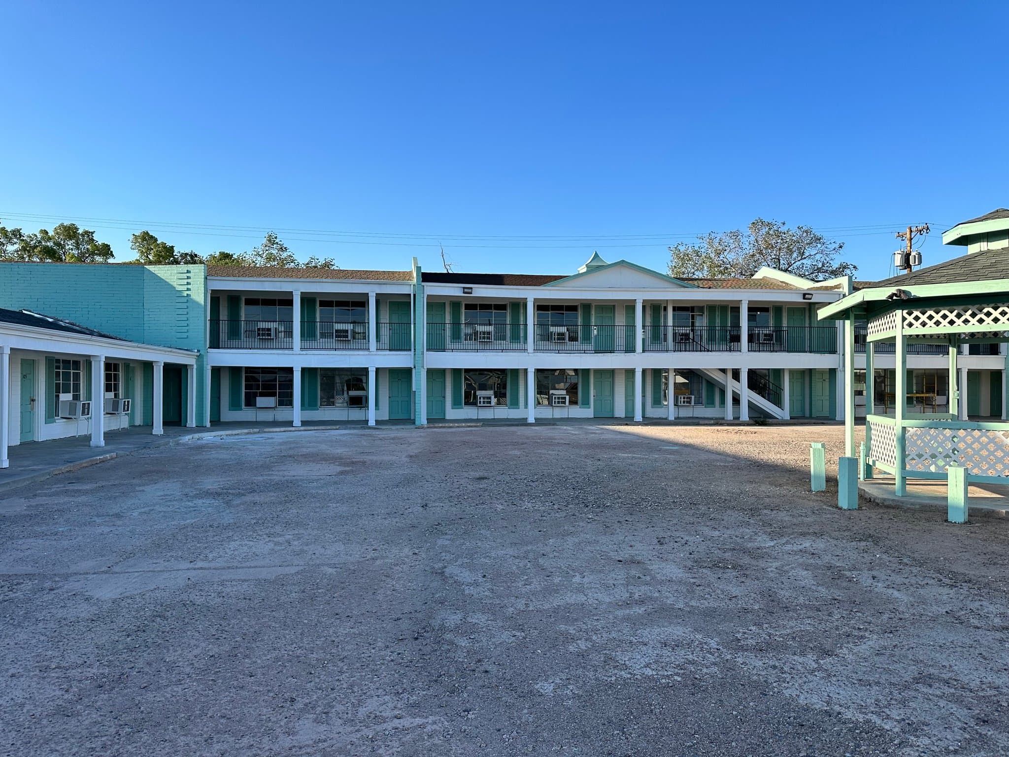 Holbrook Apartment: 310 W Hopi Dr