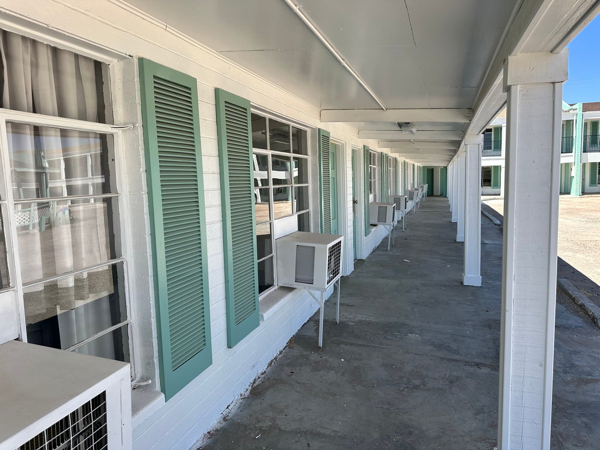 Holbrook Apartment: 310 W Hopi Dr