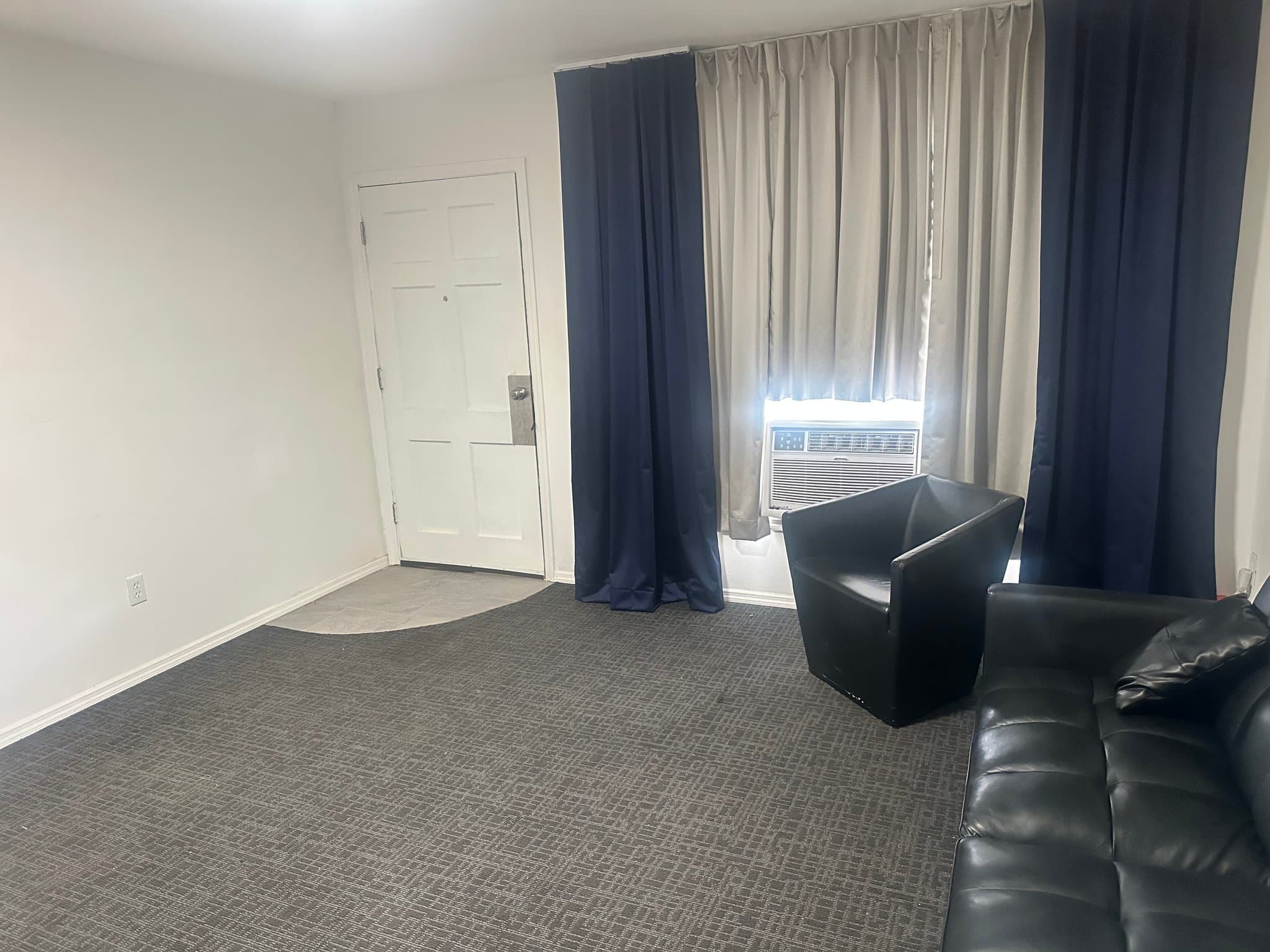 Holbrook Apartment: 310 W Hopi Dr