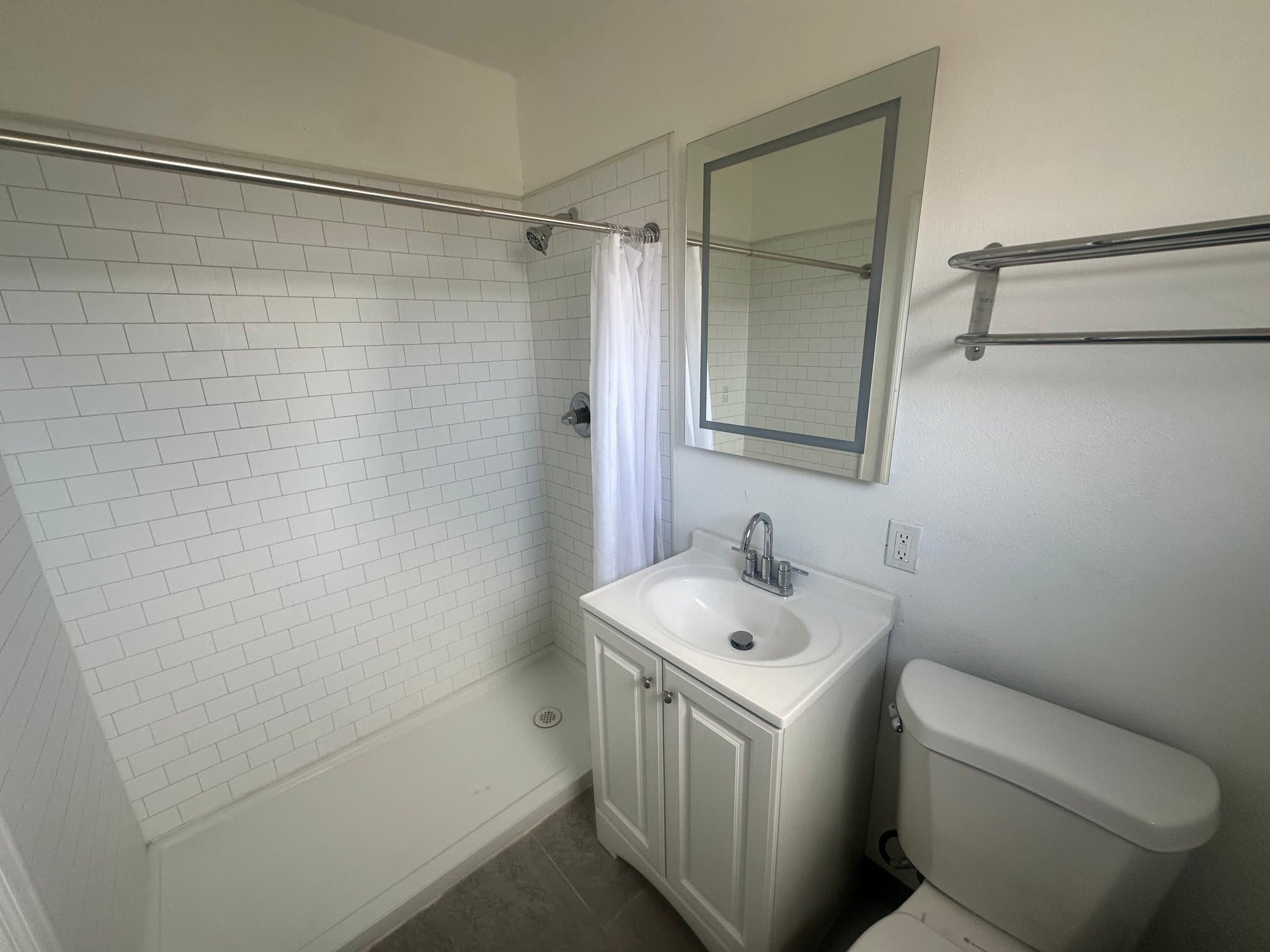 Holbrook Apartment: 310 W Hopi Dr