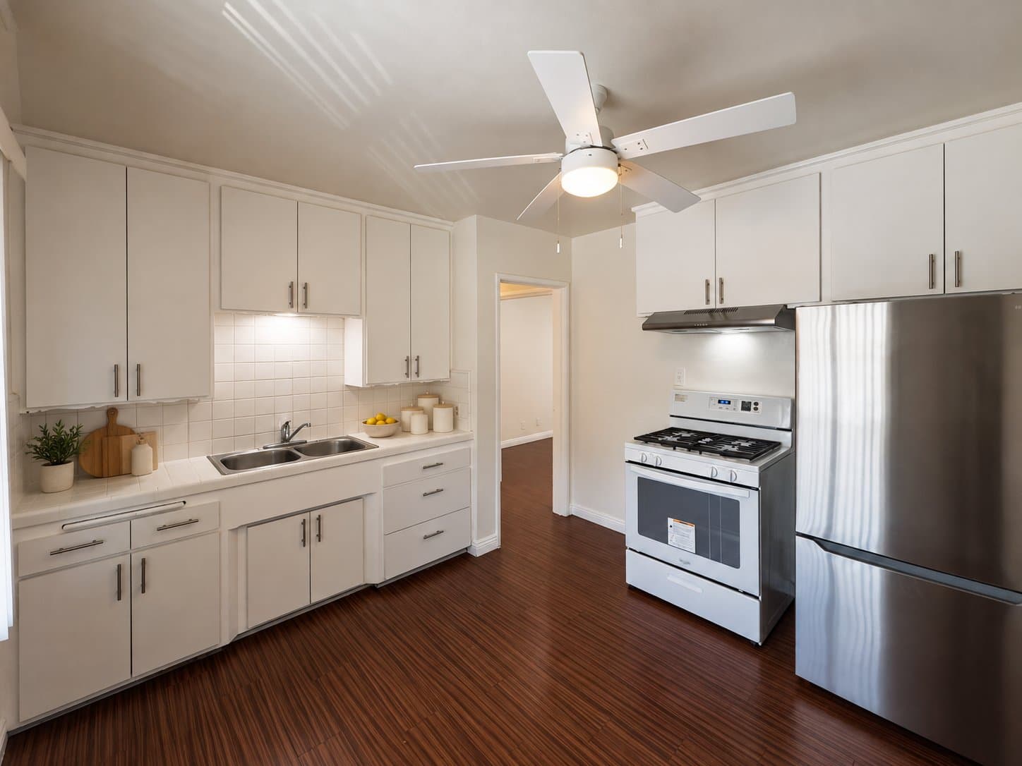 Glendale Apartment: 421 E Acacia Ave